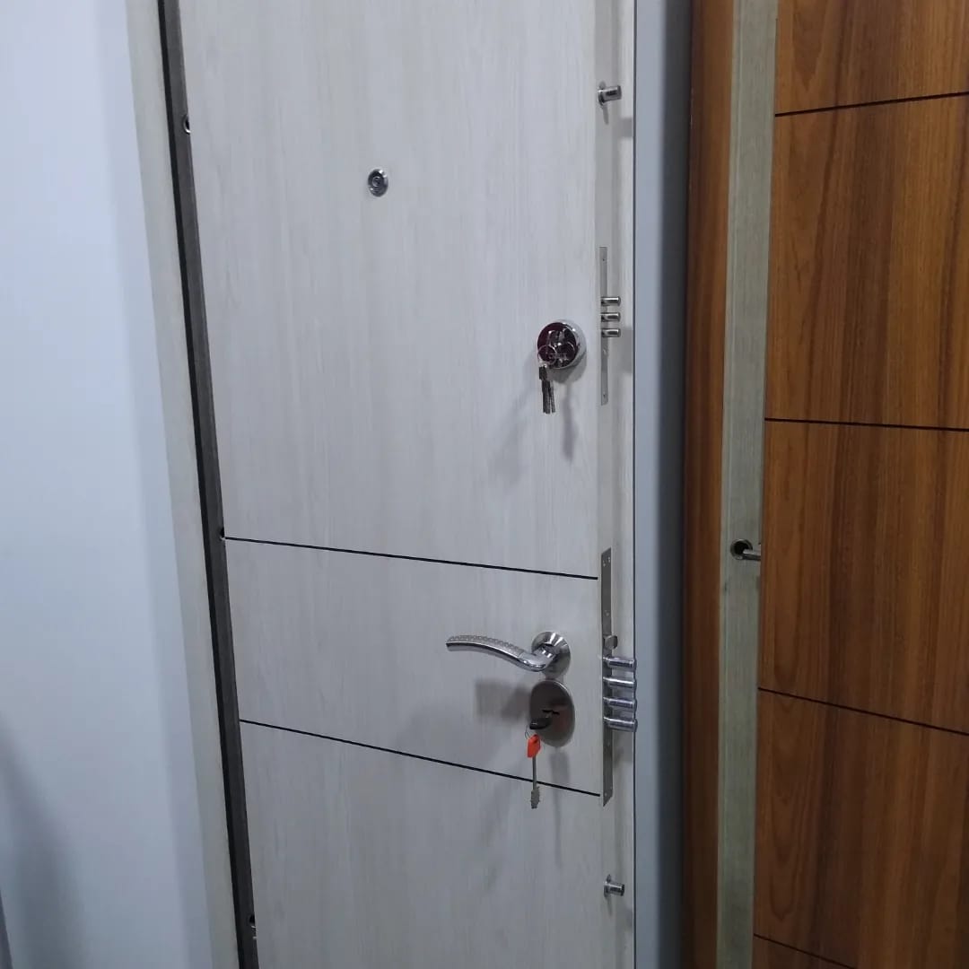 Instalacion de puerta de seguridad blanca en Bogota