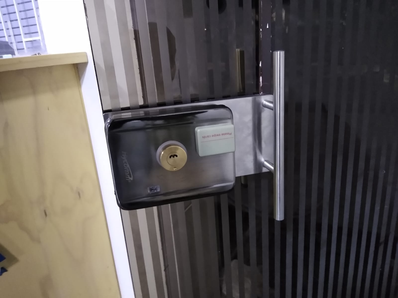 Cerradura de vidrio para oficina instalada en Bogota