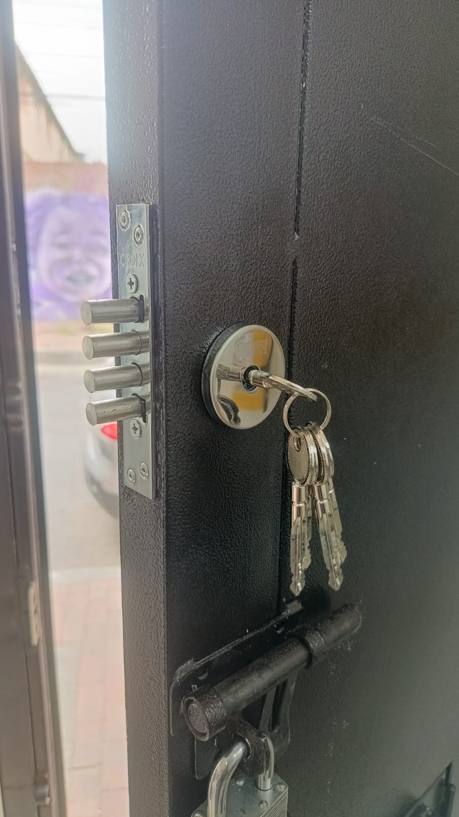 Apertura de puerta con cerradura de alta seguridad