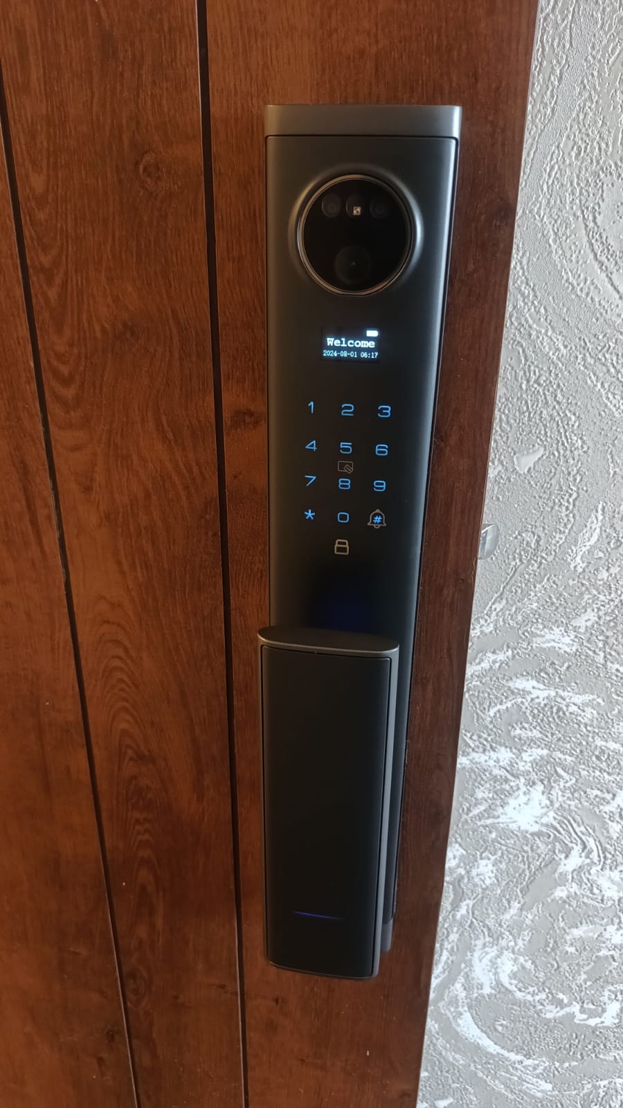 Sistema de cerradura inteligente instalado en hogar